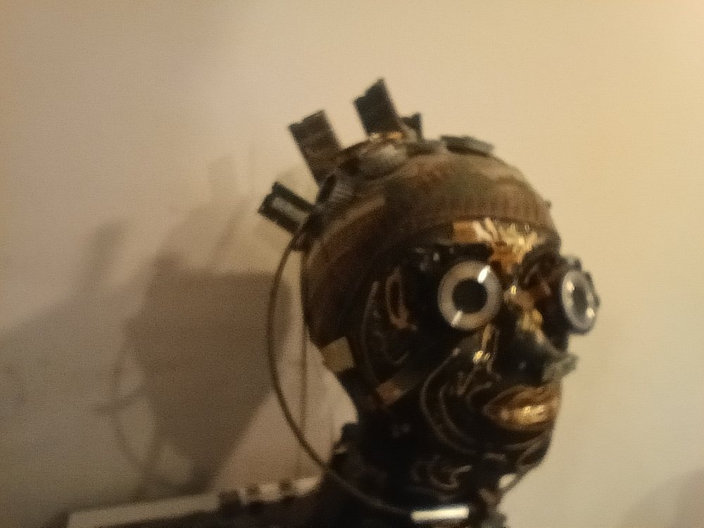 Escultura de cabeça em materiais reutilizados